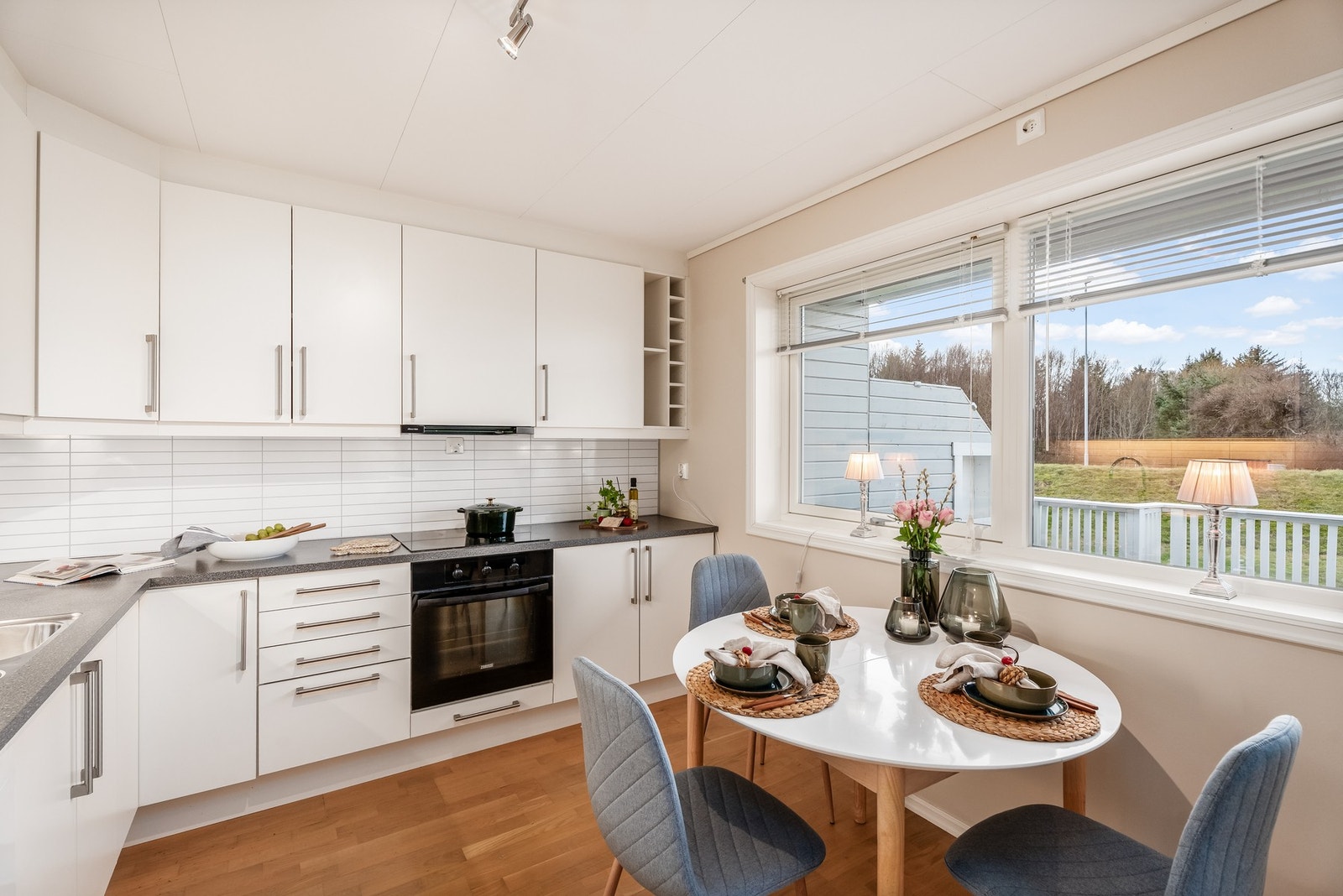 Kjøkken med takhøy innredning og integrerte hvitevarer. Legg merke til el-punkt på vegg over vindu. Galleribilde