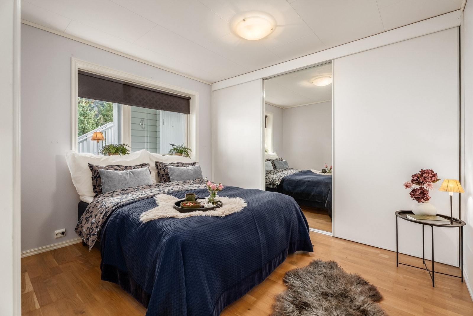 Det elegante hovedsoverommet har stor skyvedørsgarderobe. Galleribilde