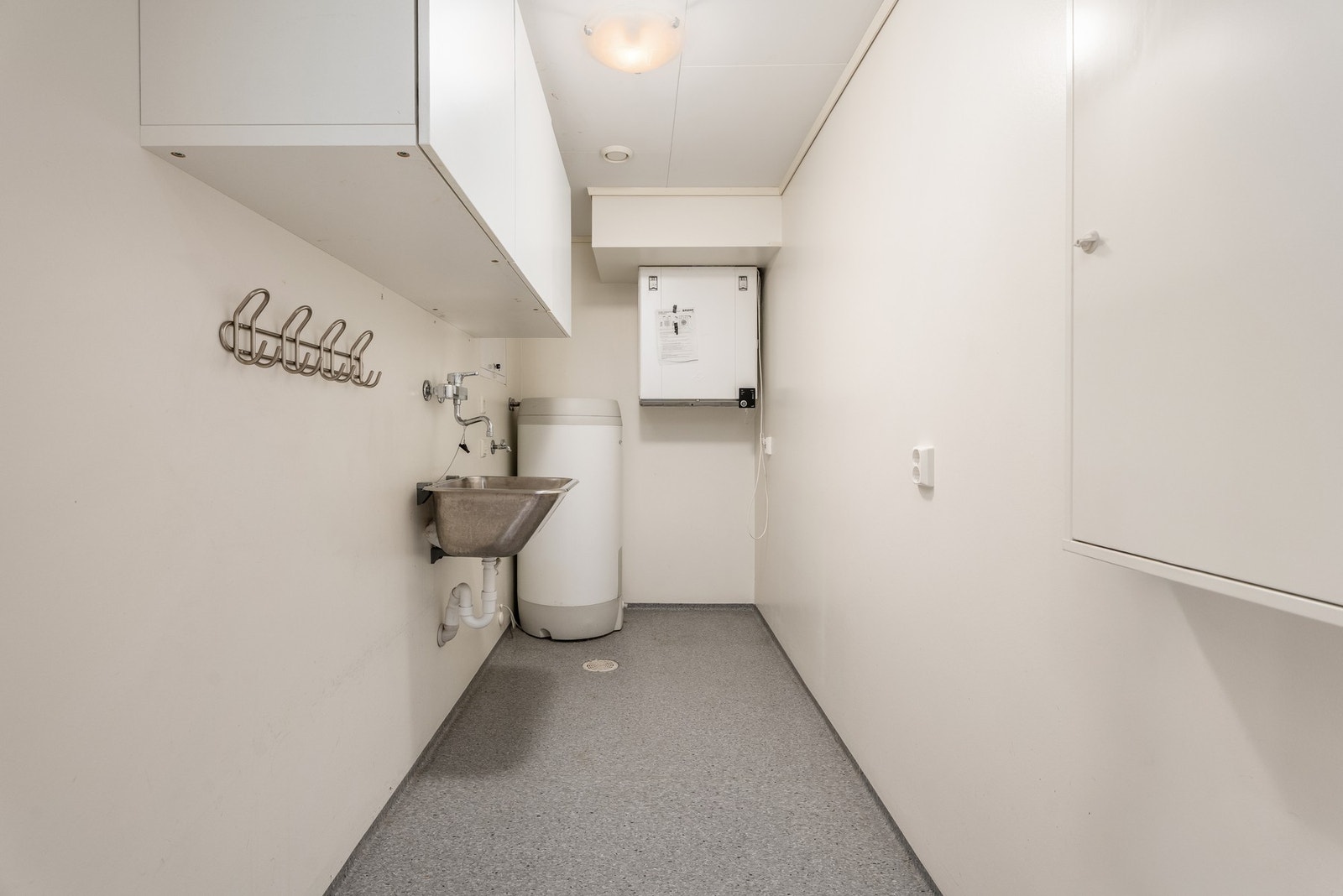 Teknisk rom/vaskerom, med inspeksjonsluke til rør-i-rør, ventilasjonsanlegg, plass for vaskemaskin og ikke minst, sluk i gulvet. Galleribilde