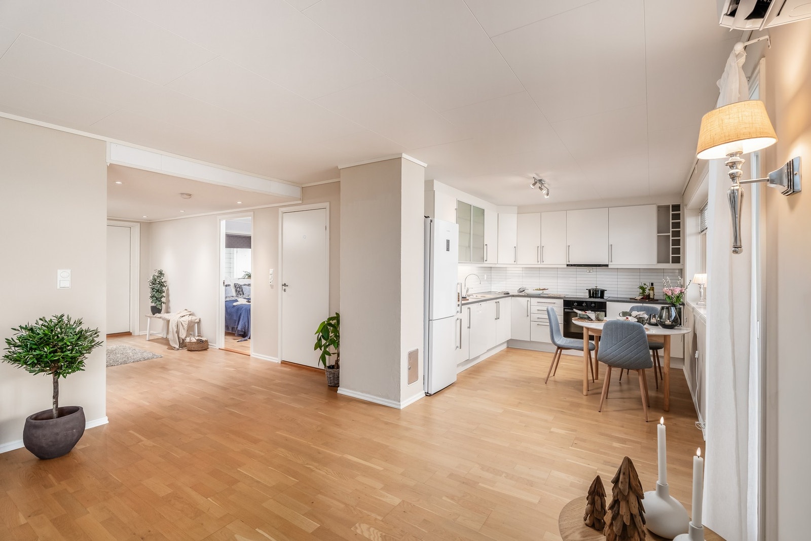 Dette er en lys og åpen leilighet med en smart planløsning. Ved siden av hovedsoverommet er badet. Galleribilde