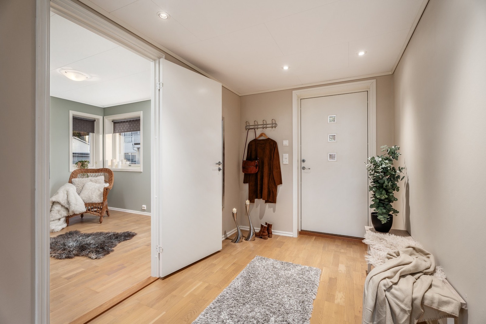 Legg merke til de behagelige nyansene på overflater og ledspotter i himling i gangen. Galleribilde