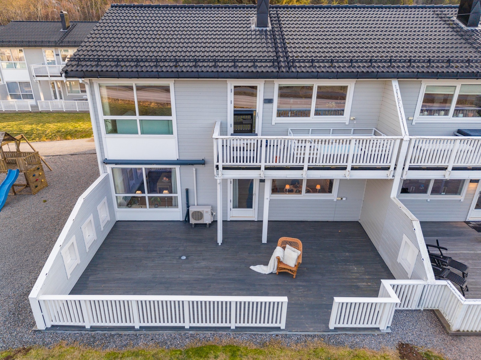 Deler av terrassen er overbygd og man har strømuttak ved kjøkkenvinduet. Terrassen er ca 40 kvm. Galleribilde