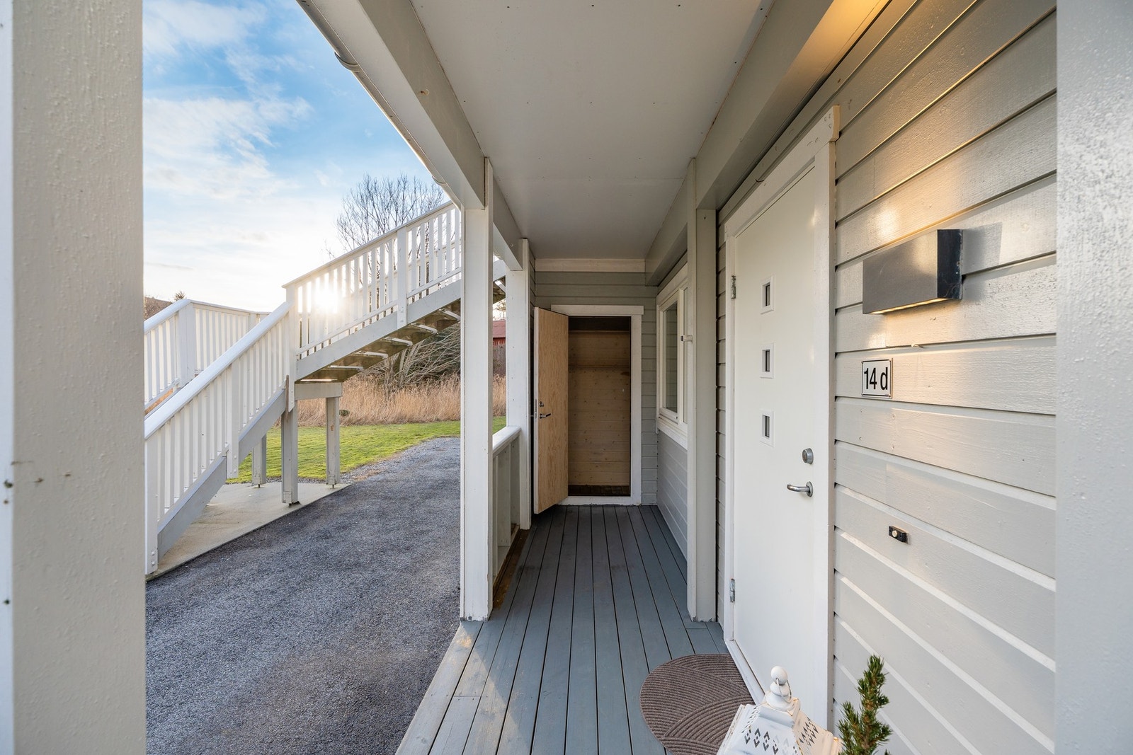 Inngangspartiet er overbygd, man har trappefri adkomst og godt lagringsplass i utvendig bod. Legg merke til elegant og stilren utebelysning. Galleribilde