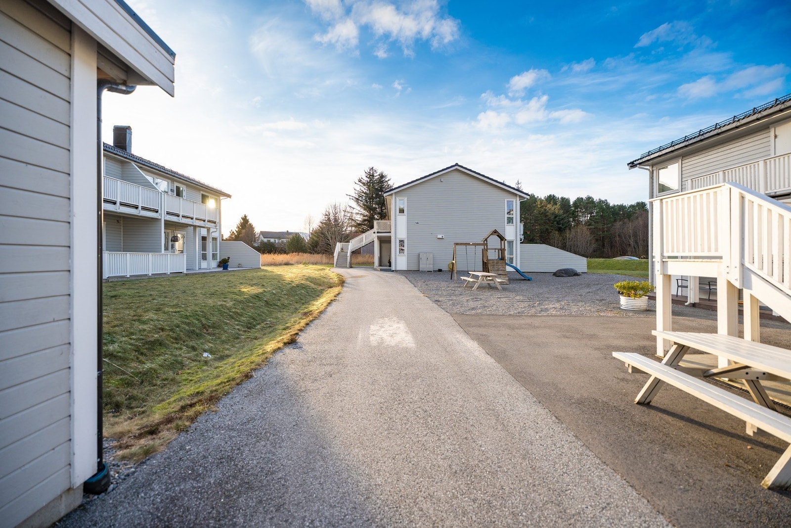 Sameiet har velstelte og ryddige fellesområder som er består av både grøntareal, gruslagte og asfalterte soner. Galleribilde