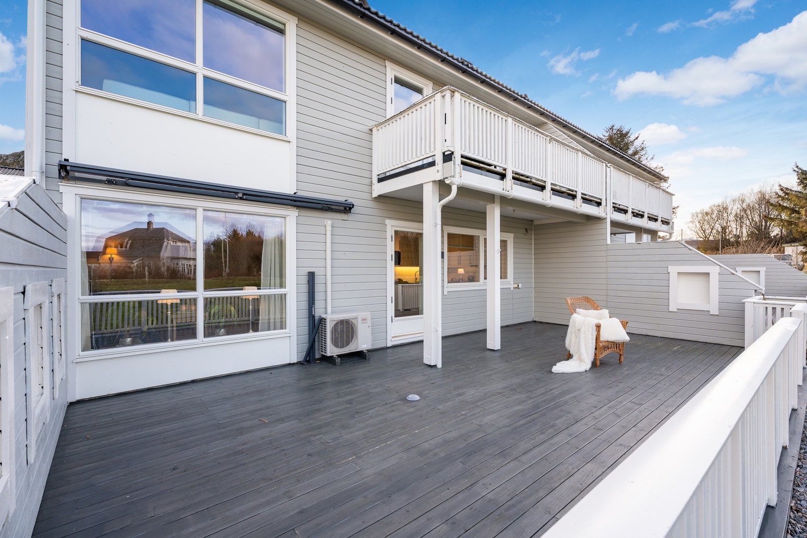 Terrassen er stor nok til å dekorer, møbler og pynte i ulike soner om du vil. Her er plass til både beplantning, utebad og loungegruppe. Galleribilde