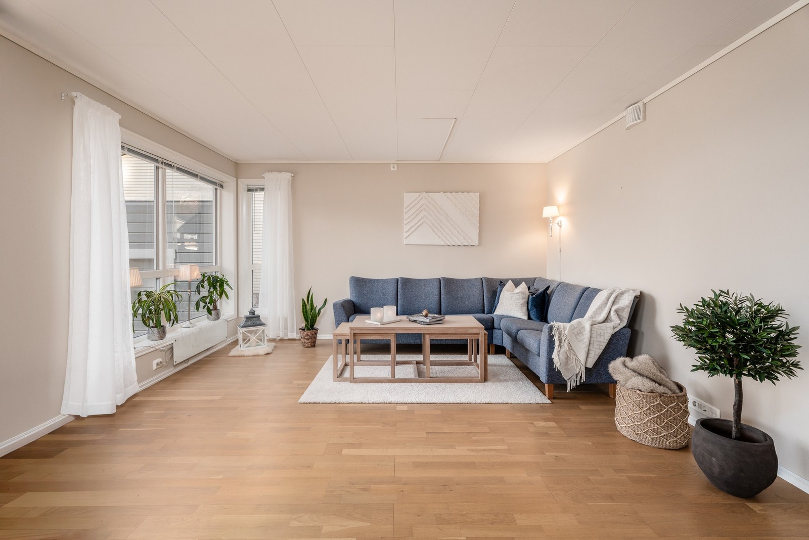 Leiligheten har pen og ivaretatt standard og fremstår uten nevneverdig slitasje. Legg merke til elpunkt for taklampe. Galleribilde