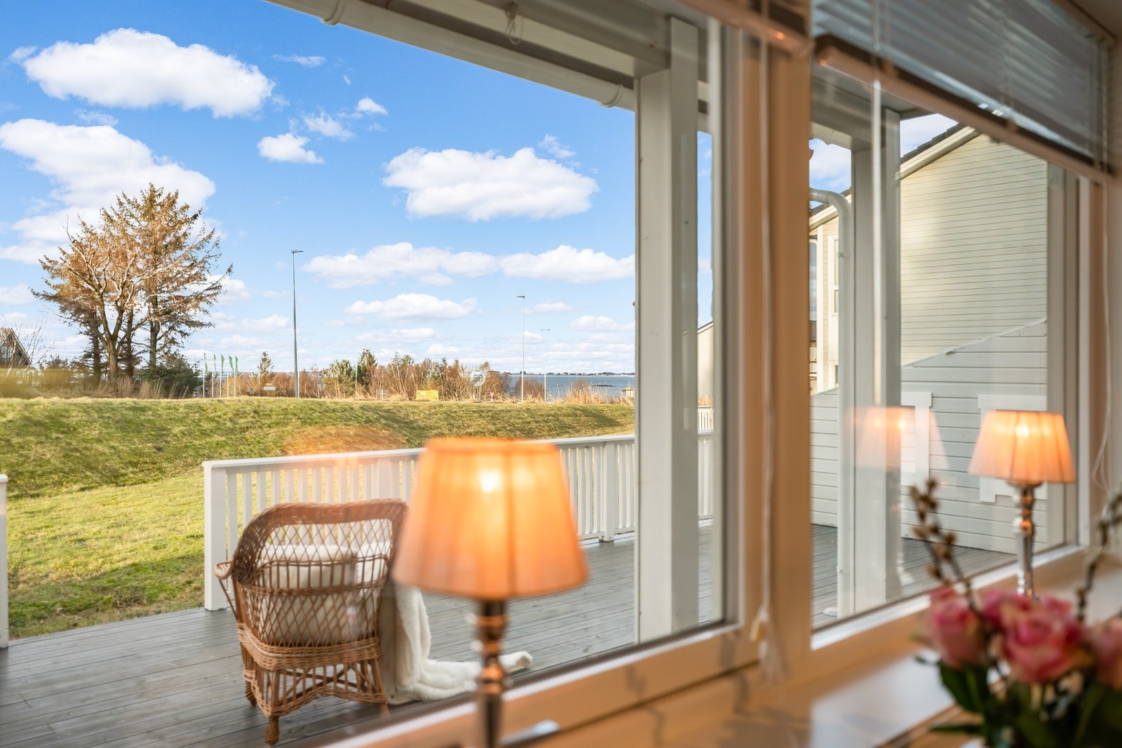 Solrik beliggenhet og fasade mot vest. Sannsynligvis har du spektakulære solnedganger i vente. Galleribilde