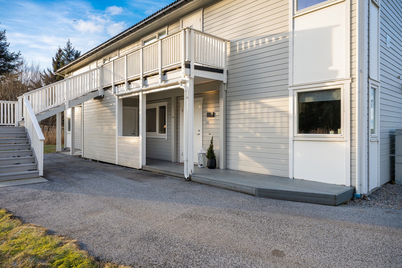 Det er nylig laget treplatting og gjerde ved inngangspartiet. Galleribilde