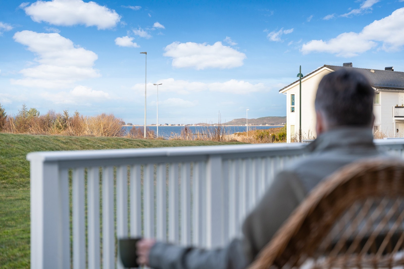 Fra terrassen kan du kjenne lukten av salt hav, til våren blir det lyd og liv av hekkende sjøfugler og tidvis kommer rådyr eller ørn på besøk. Galleribilde