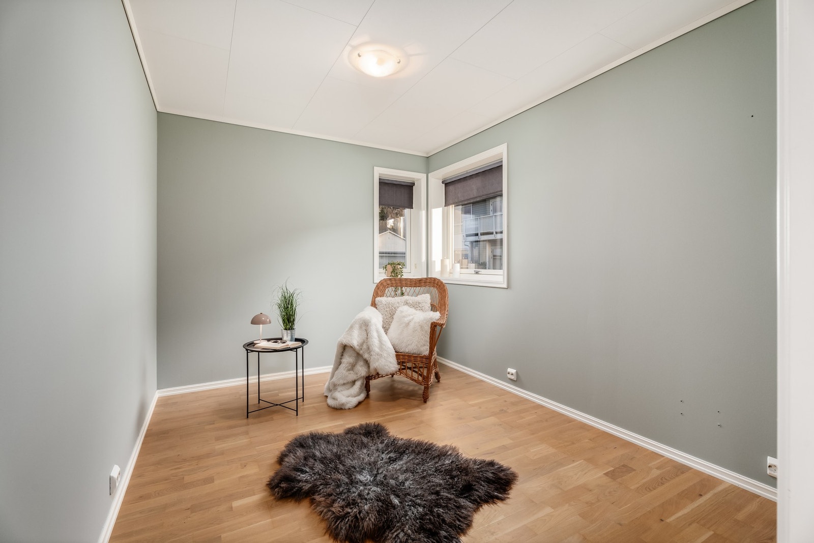 Dette er det minste soverommet som har overflater i en behagelig og dus lindegrønn farge. Galleribilde