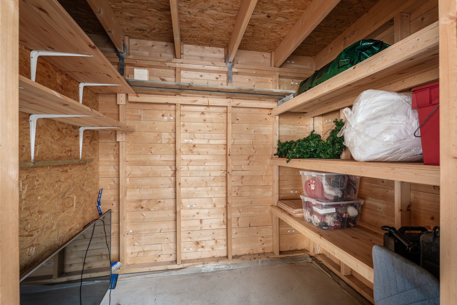 Super lagringsplass i boden som er i tilknytning til carporten. Galleribilde