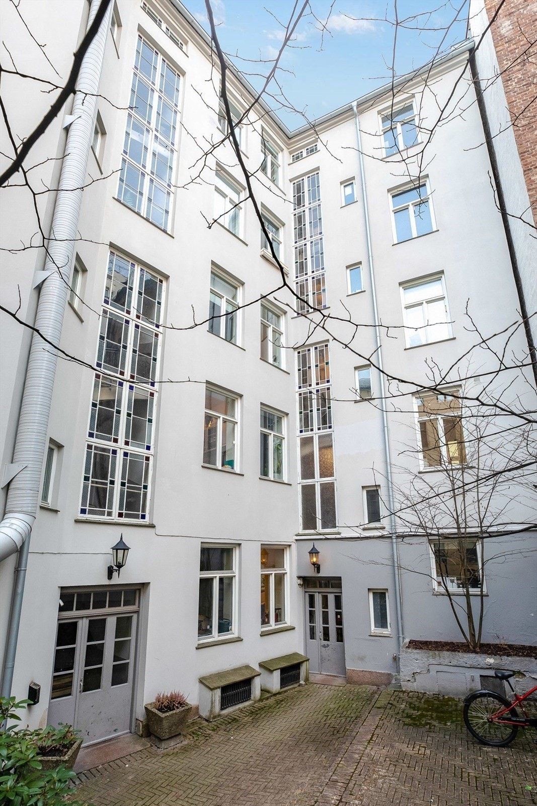 Bakgården. Galleribilde