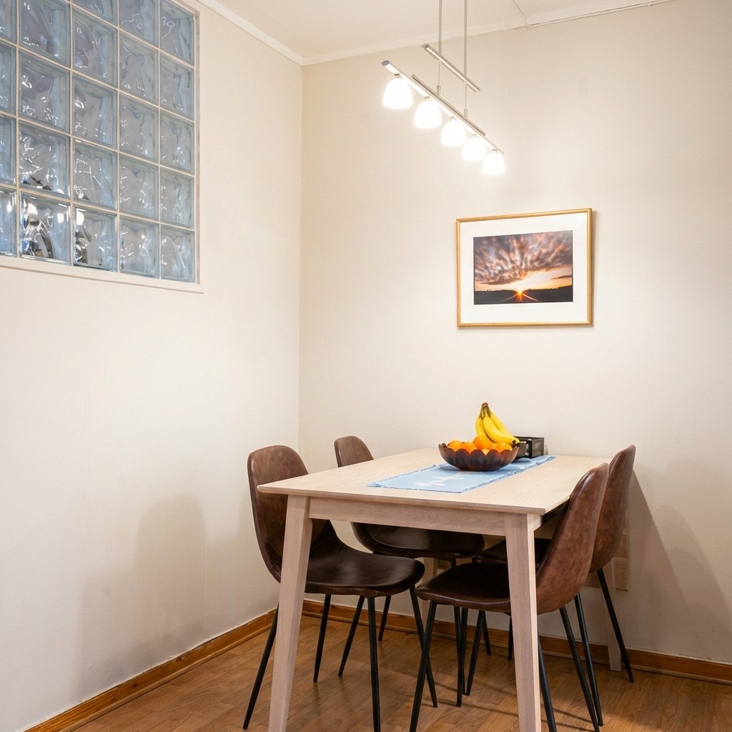 Spisebord i tilknytning til kjøkken Galleribilde