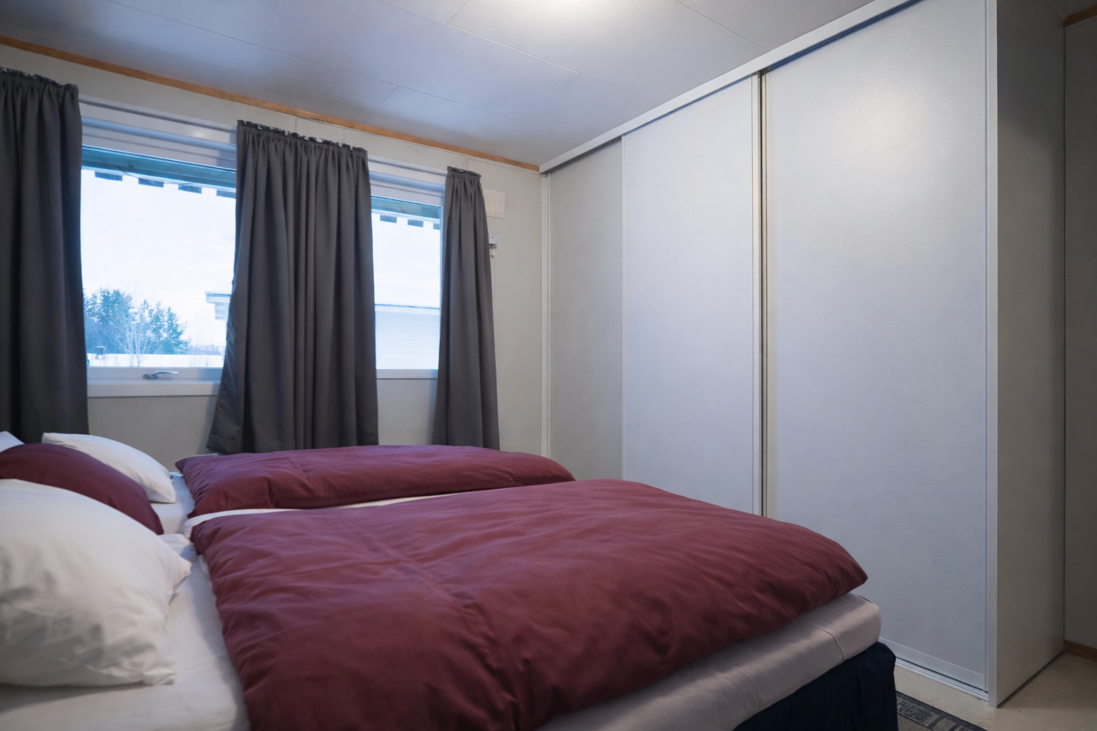 Hovedsoverom med utgang til platting Galleribilde