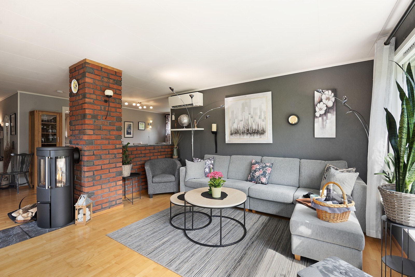 Oppvarming med peis og varmepumpe for behagelige temperaturer året rundt Galleribilde