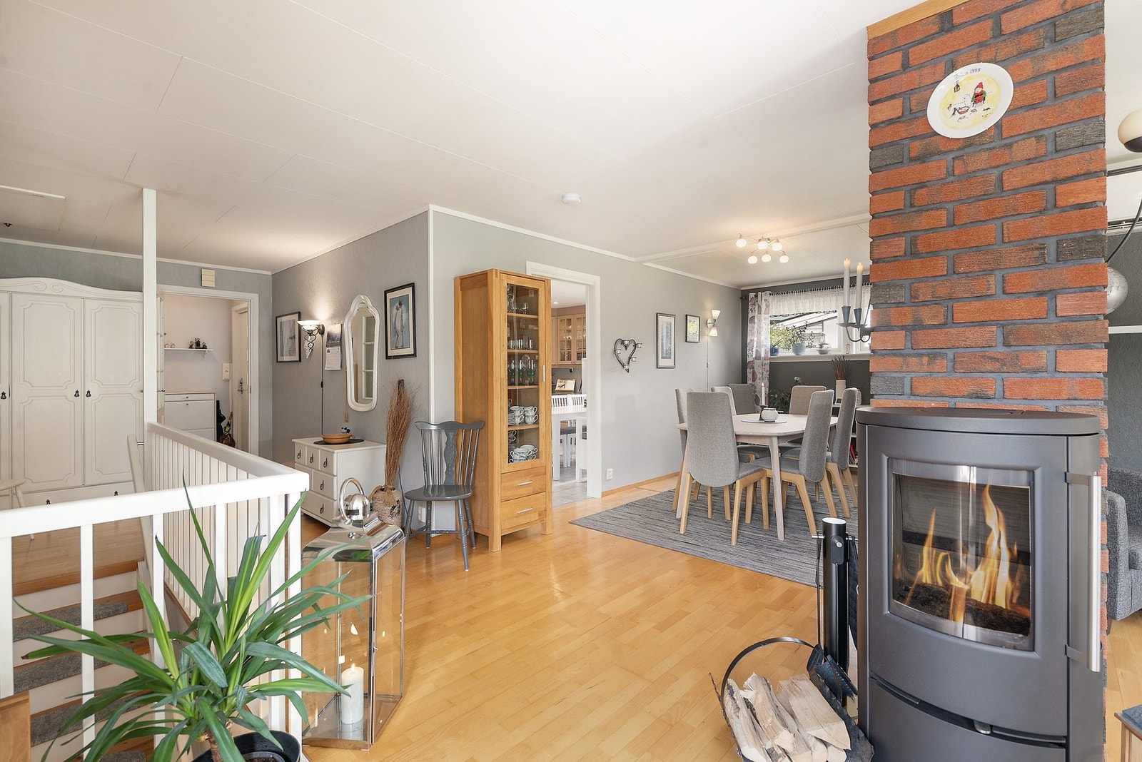 Videre til spisestuen og kjøkkenet Galleribilde