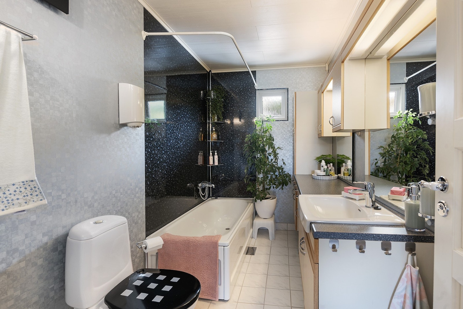 Bad med gulvvarme, badekar, belagt med fliser og baderomsplater Galleribilde