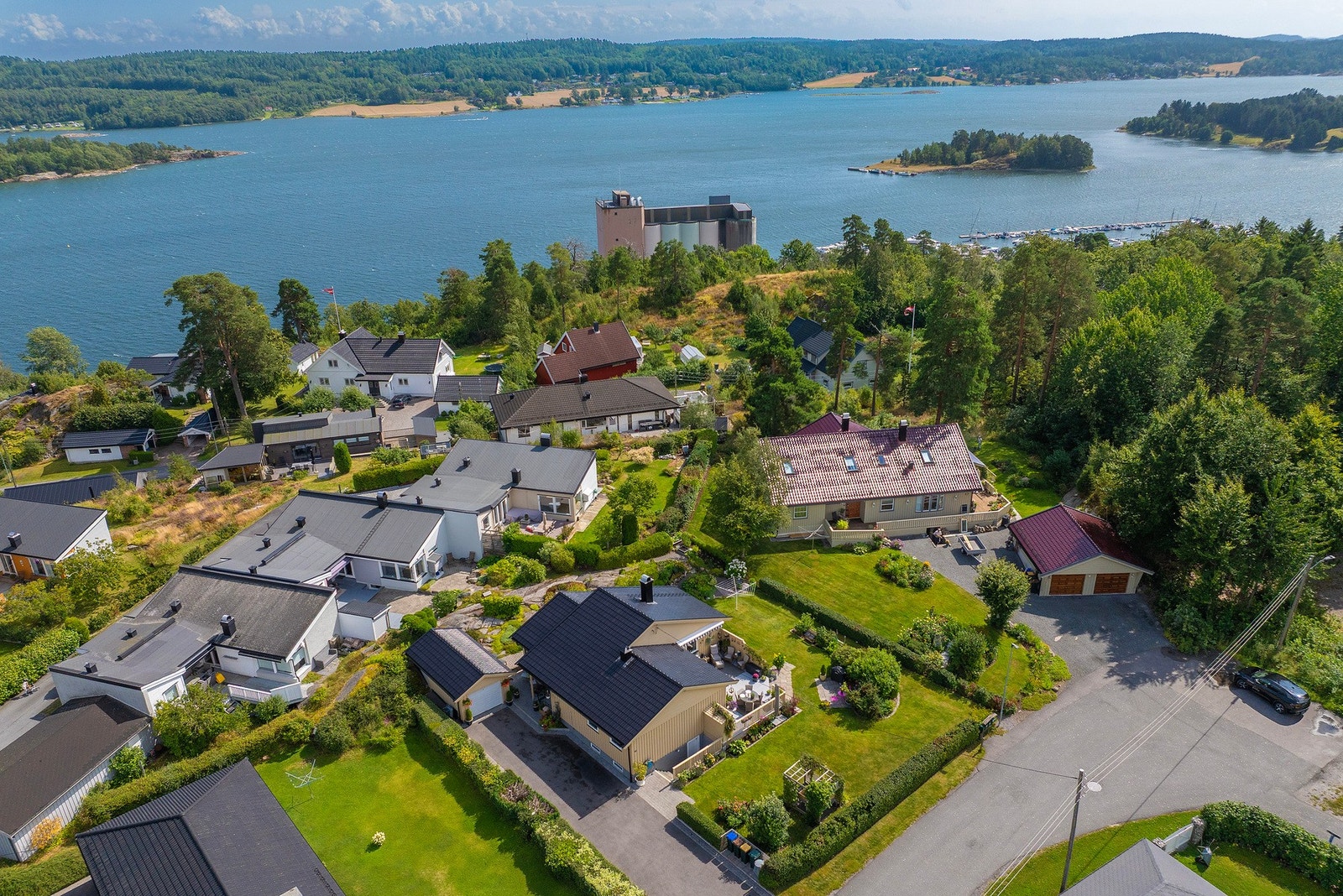 Flott enebolig - barnevennelig beliggenhet i gate med blindvei Galleribilde