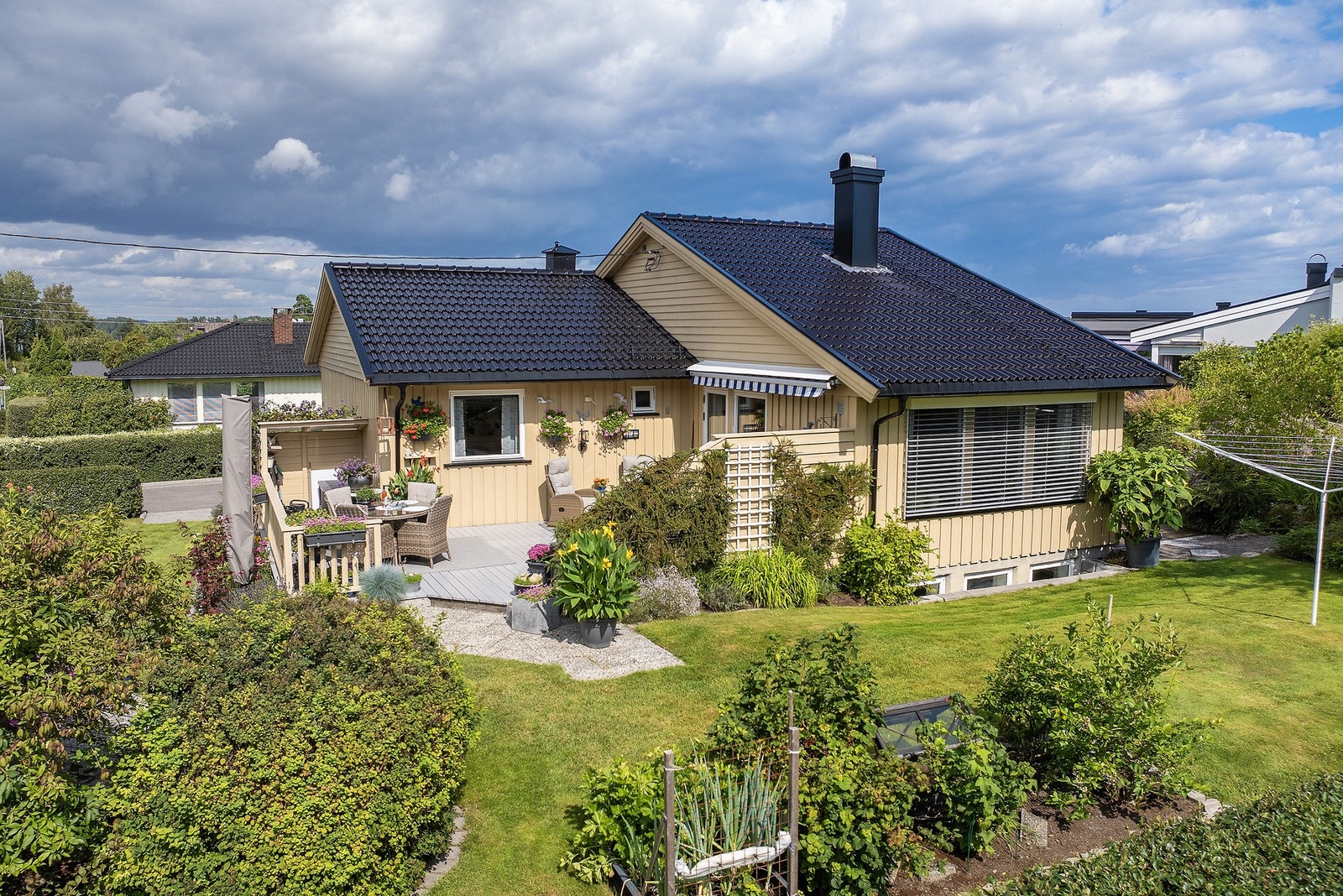 Innbydende platting og hage på baksiden av huset. Galleribilde