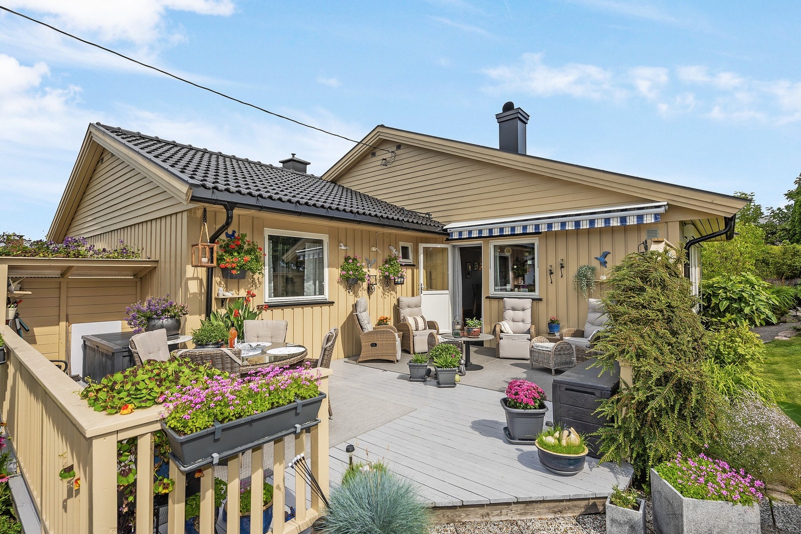 Solrik terrasse med plass til gjester og grill! Galleribilde