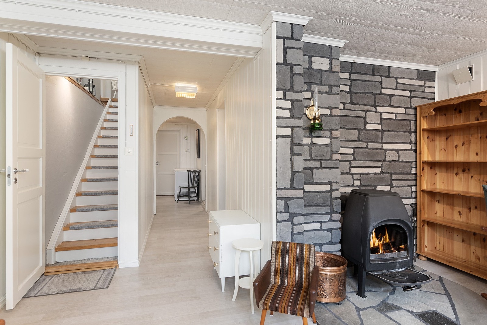 Ned i kjelleren er det god plass til både opphold og oppbevaring Galleribilde