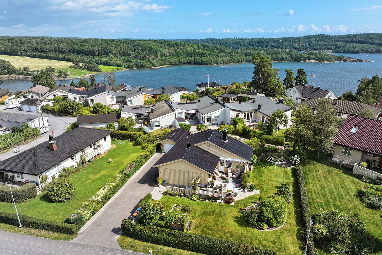 Sjønær beliggenhet og kort vei til skjønne naturomgivelser Galleribilde