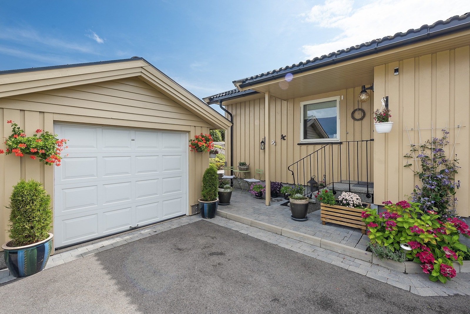 Innbydende inngangsparti med garasje Galleribilde