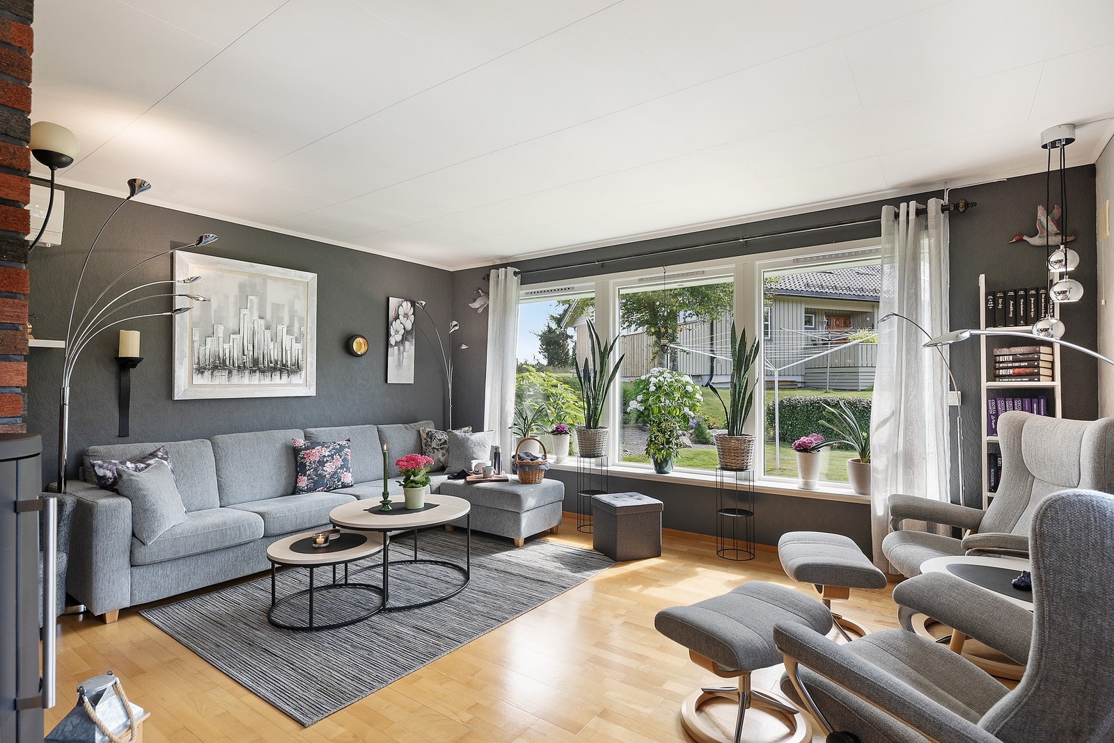 Sosial stue med plass til flere sittegrupper Galleribilde