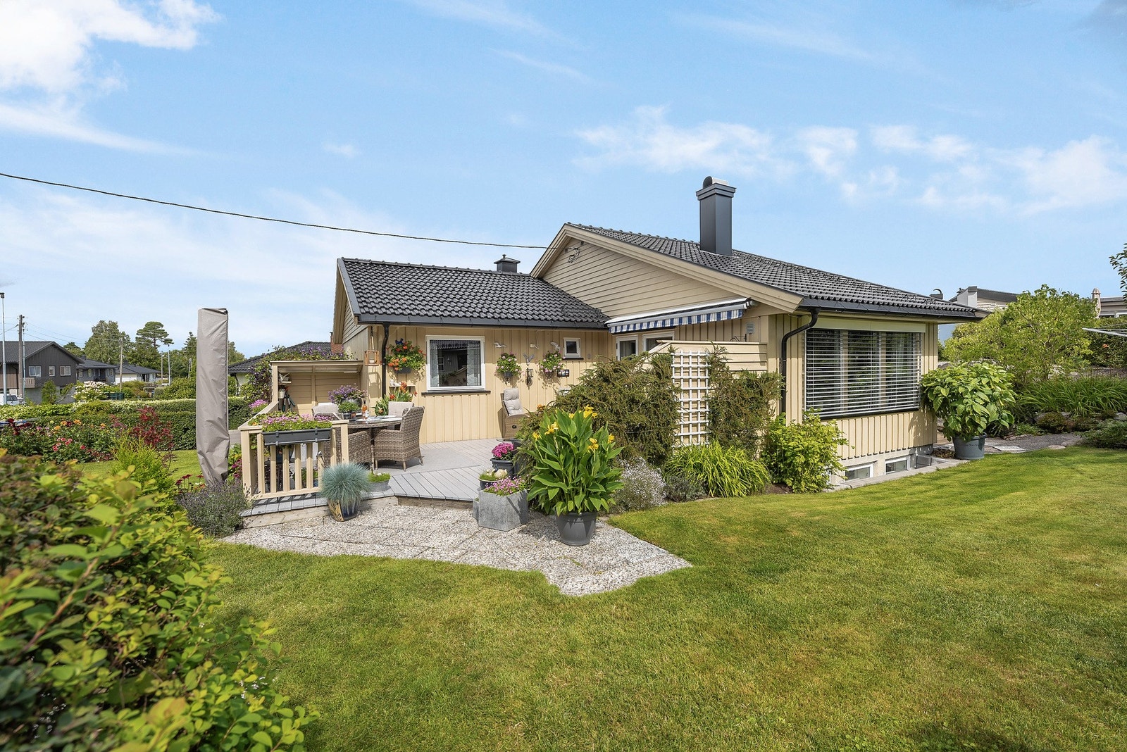 Pen hage med terrasse og grøntområder Galleribilde