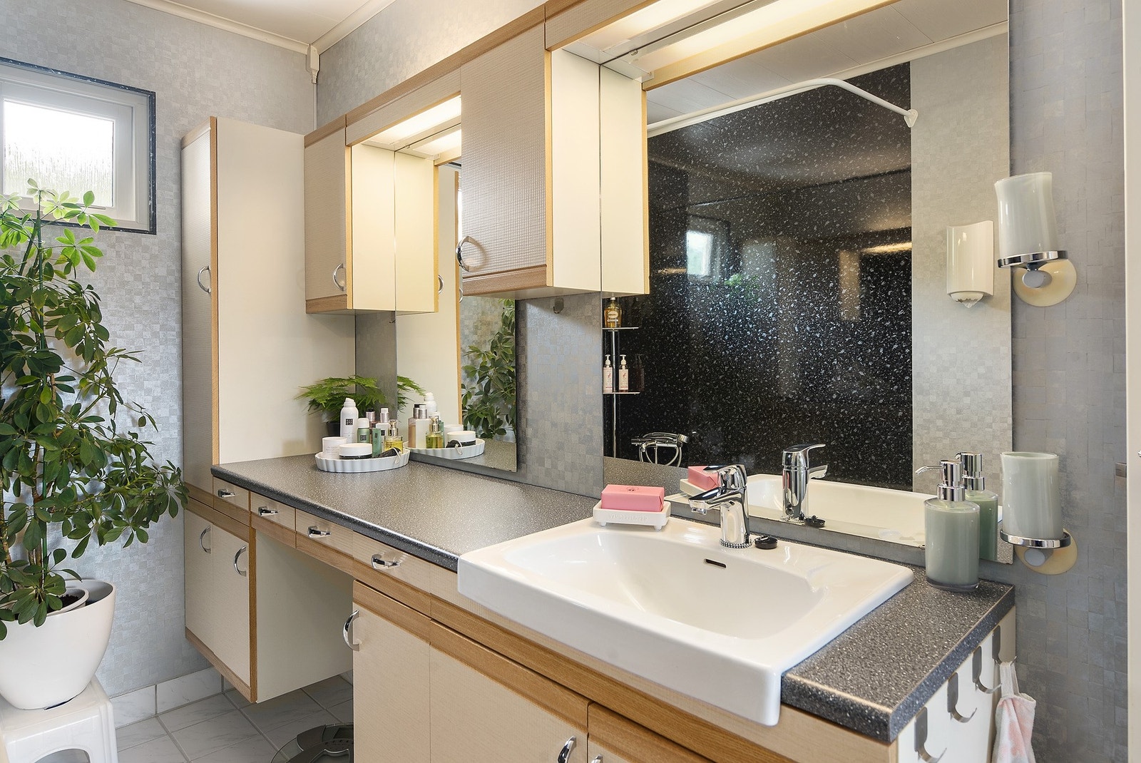 Godt med benke- og skapplass Galleribilde