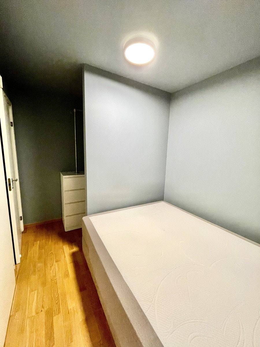 Soverom med plass til dobbeltseng Galleribilde