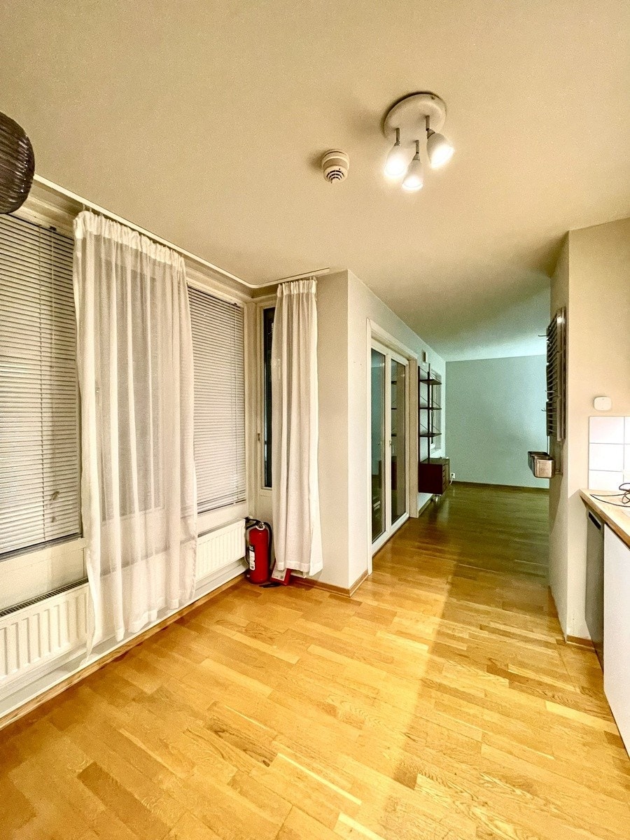 Koselig spiseområde på kjøkkenet med plass til bord og stoler. Store vinduer slipper inn mye lys. Galleribilde