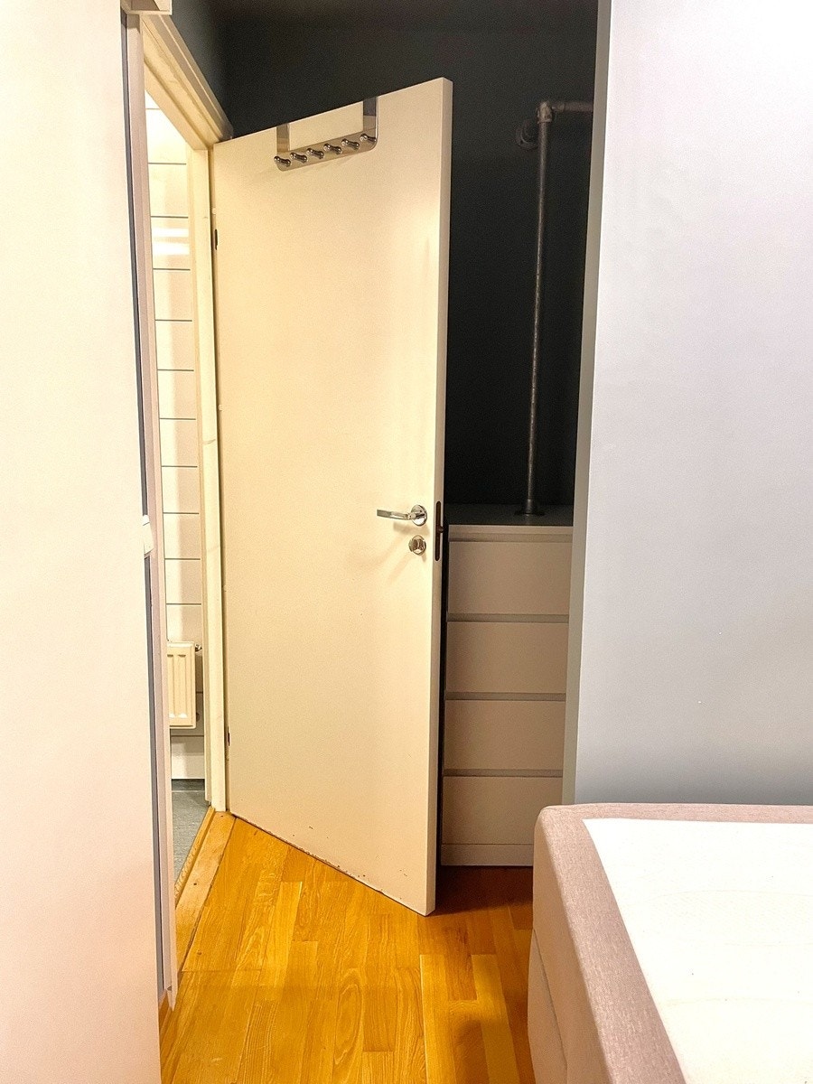 Baderomsinngang Galleribilde