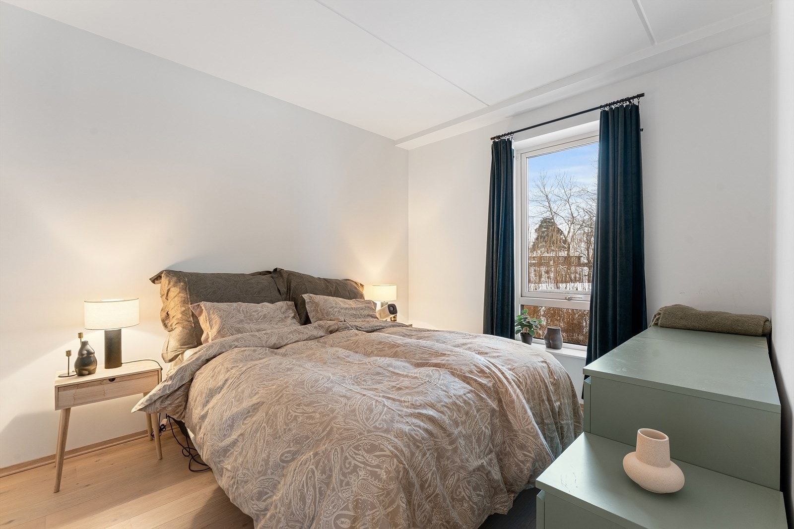 Plass til dobbeltseng og nattbord. Galleribilde