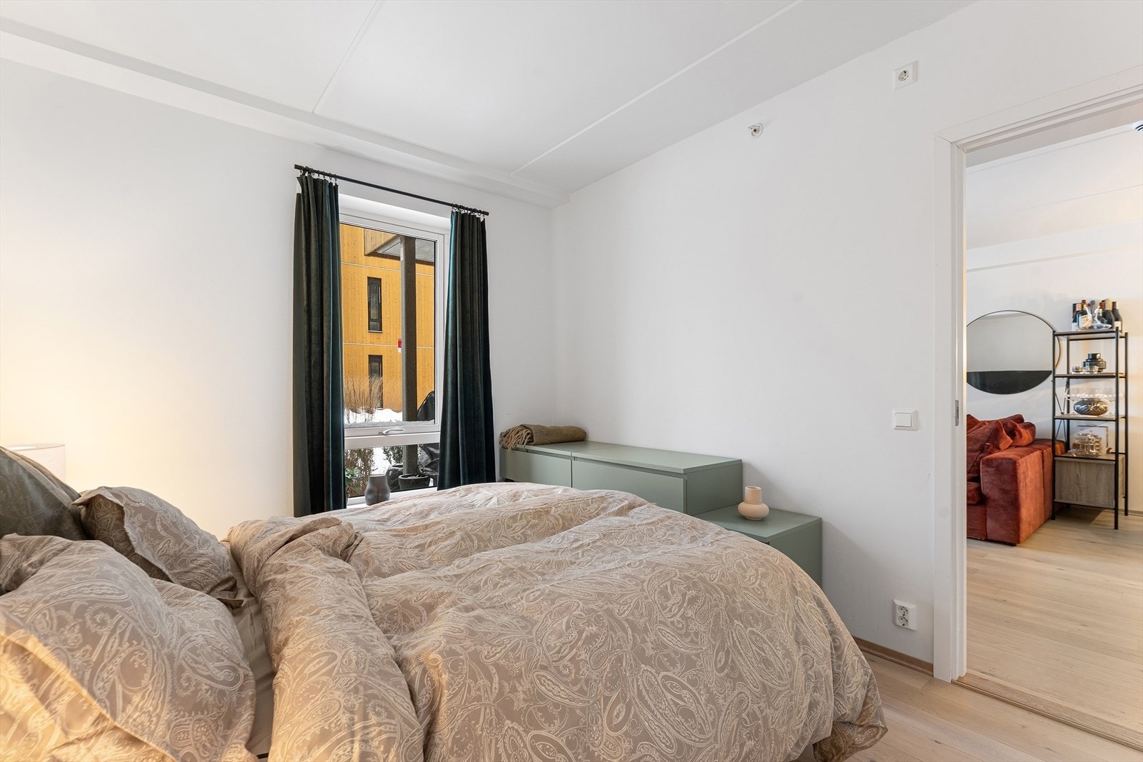 Romslig soverom med 1-stavs parkett på gulvet. Galleribilde