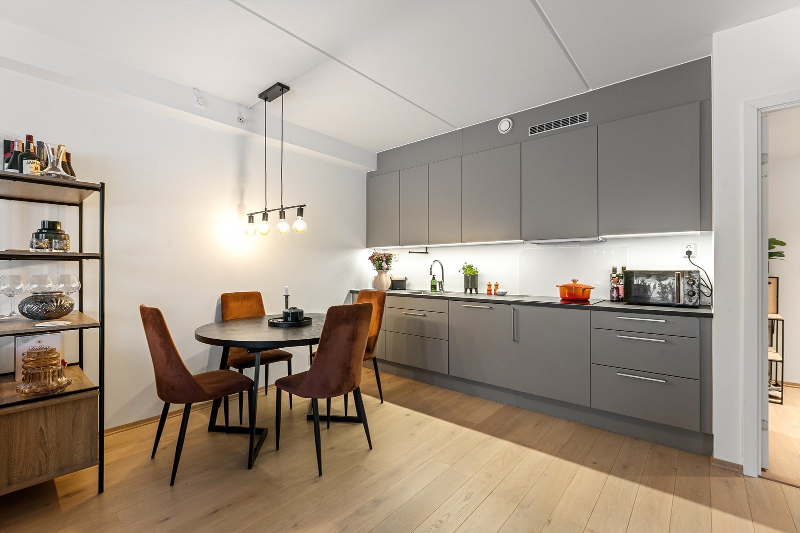 Plass til spisebord i forlengelse av kjøkkenet. Galleribilde