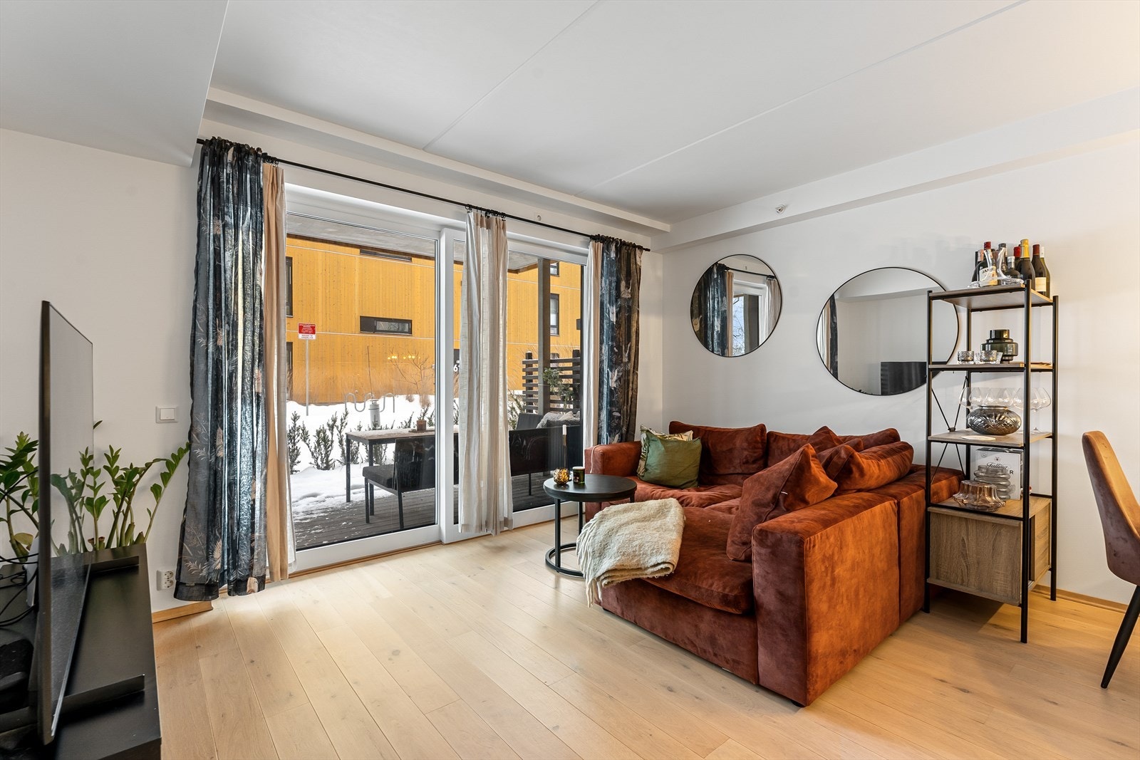 Lys og trivelig stue med store vindusflater og 1-stavs parkett på gulvet. Galleribilde