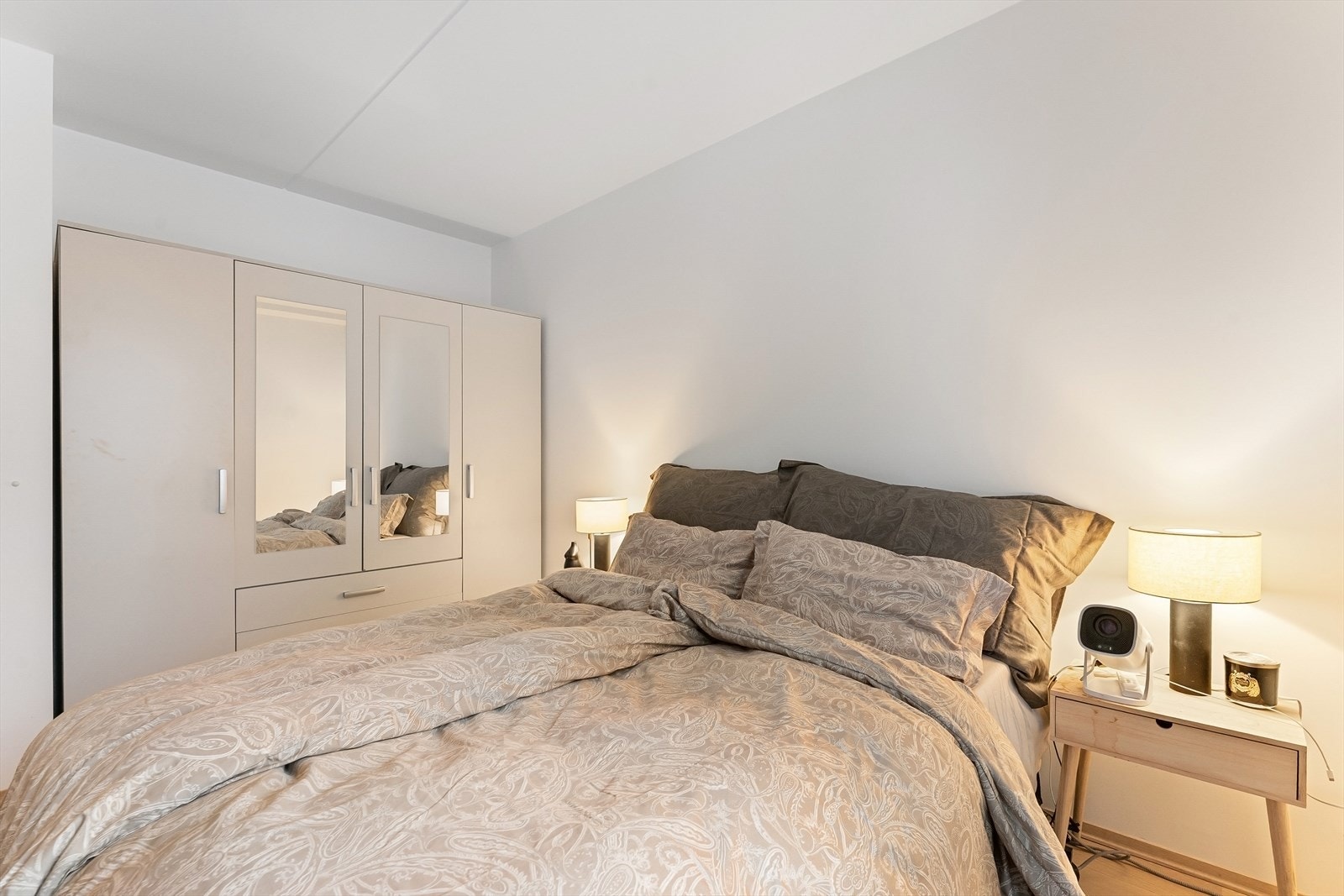 Det er montert garderobeskap. Galleribilde