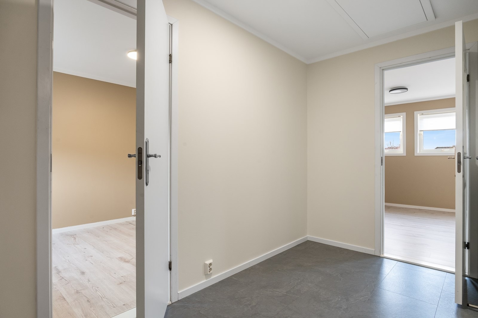 Romslig entré med rikelig plass til oppbevaring av ytterklær og sko Galleribilde