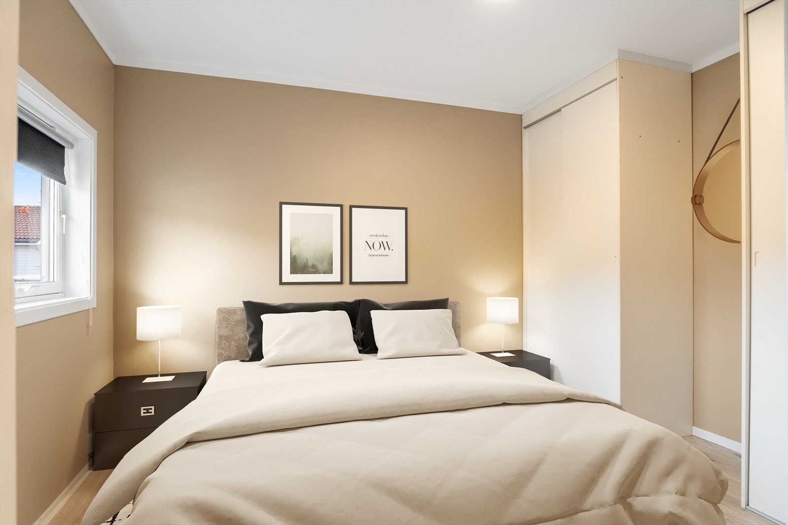 Hovedsoverom med gode oppbevaringsmuligheter i skap. Bildet er digitalt møblert. Galleribilde