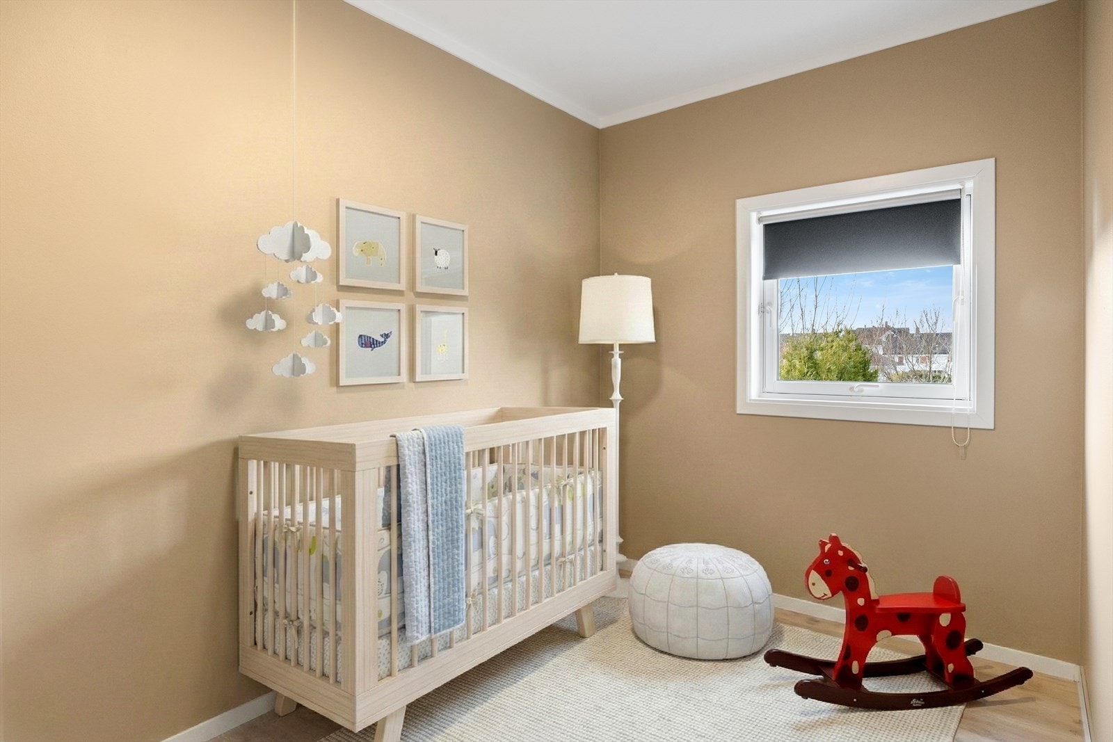 Soverom 2 har plass til både seng og garderobe. Bildet er digitalt møblert. Galleribilde