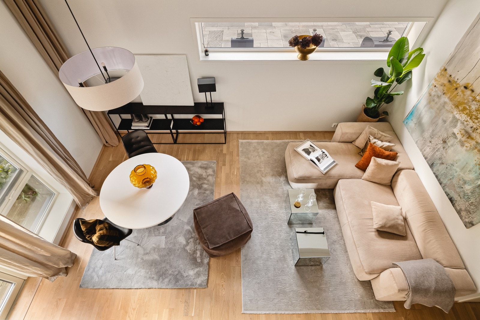 Rommet måler 25,3 kvm og preges av store vindusflater som sikrer rikelig dagslys. Galleribilde