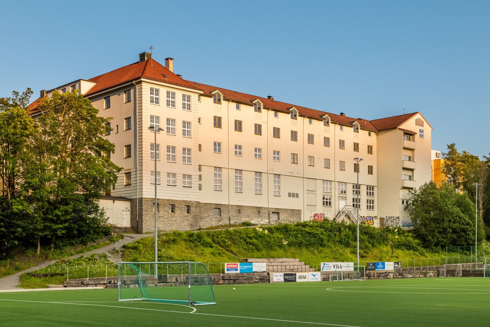 Kort vei til Paradis skole. Galleribilde