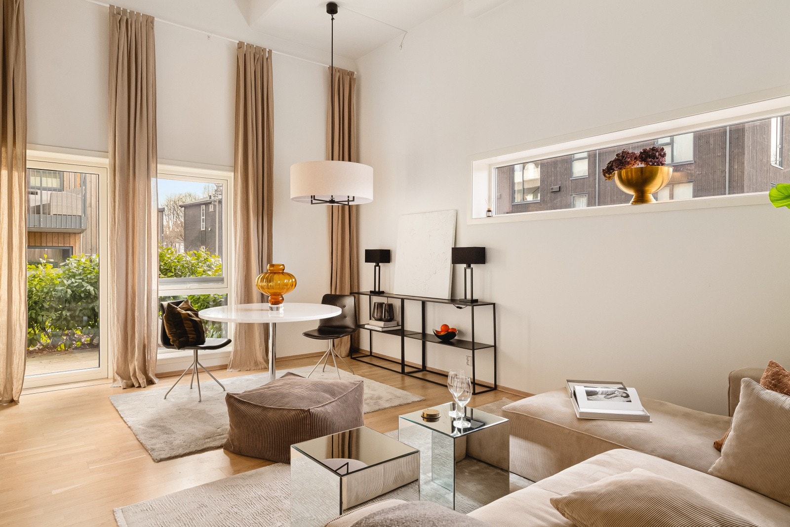 Innredningen er gjennomført i moderne materialer, og rommet er utstyrt med en energieffektiv viftekonvektor for behagelig temperatur året rundt. Galleribilde