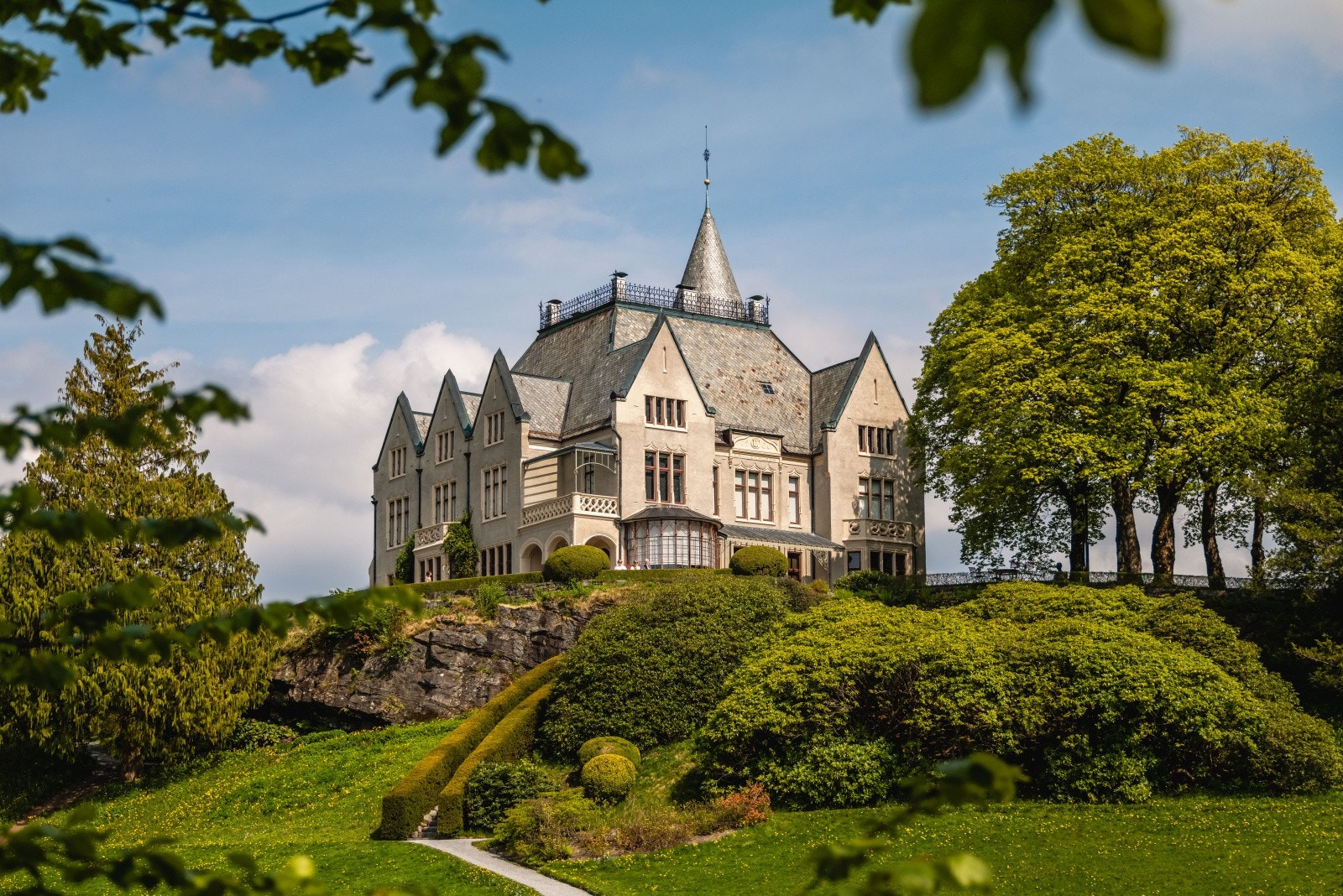 Gang- og sykkelavstand til vakre Gamlehaugen, et fantastisk samlingssted på solfylte dager. Her kan du nyte solen på de store gressplenene, ta et forfriskende bad eller gå en rolig tur gjennom det idylliske og velstelte parkområdet. Galleribilde