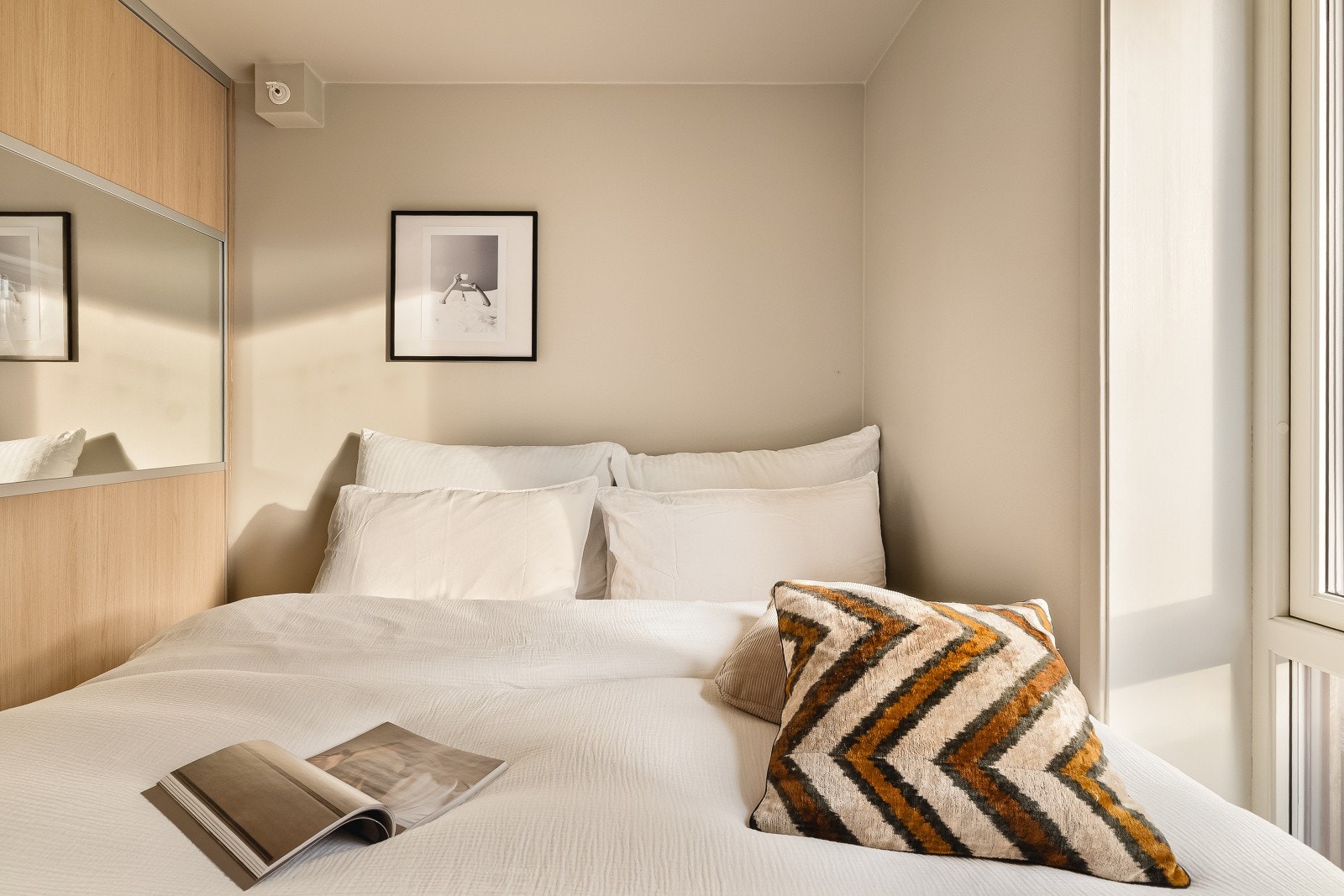 Soverom på 7,1 kvm med plass til dobbeltseng. Galleribilde