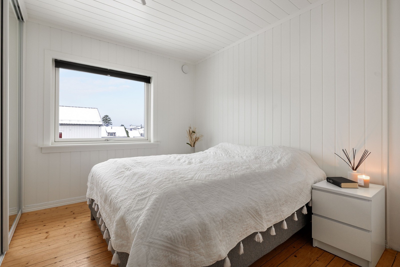 Romslig soverom med god plass til dobbeltseng og oppbevaring. Galleribilde