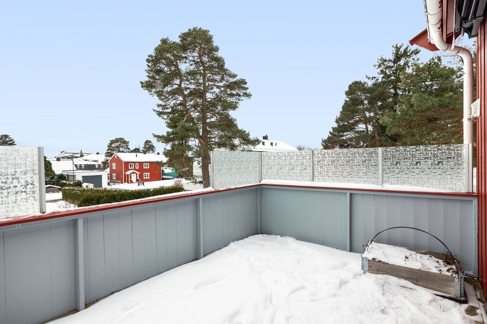 Leiligheten har romslig balkong med utsyn over området. Galleribilde