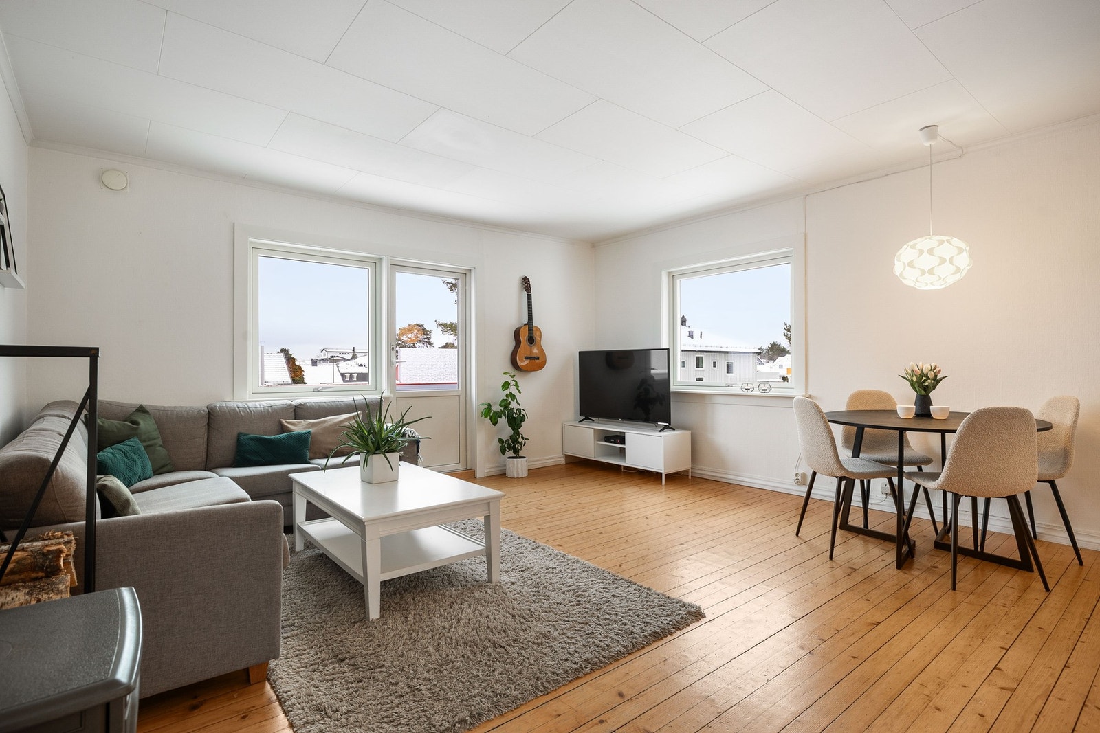 Stuen har lys fra flere vinduer, god romfølelse og plass til sofagruppe og spisebord. Galleribilde