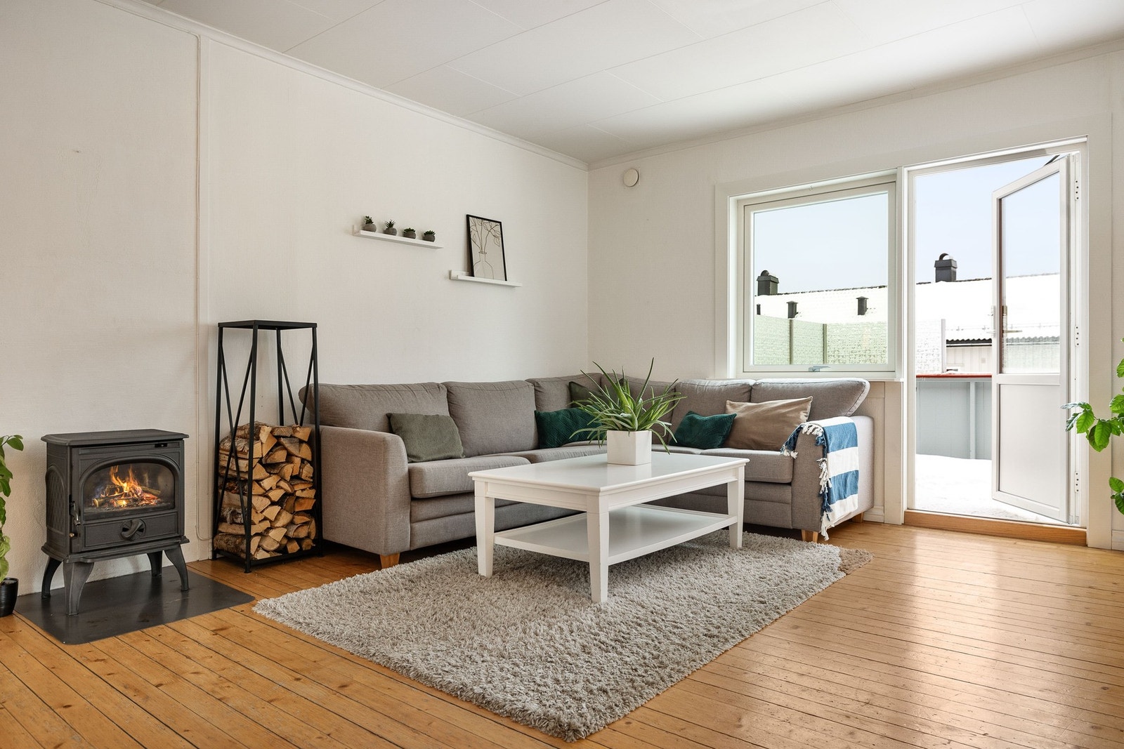 Stuen har peisovn og utgang til hyggelig balkong. Galleribilde